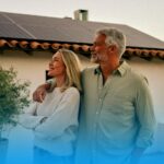 Eigentümerpaar vor seinem Haus in Spanien mit Photovoltaikanlage auf dem Dach